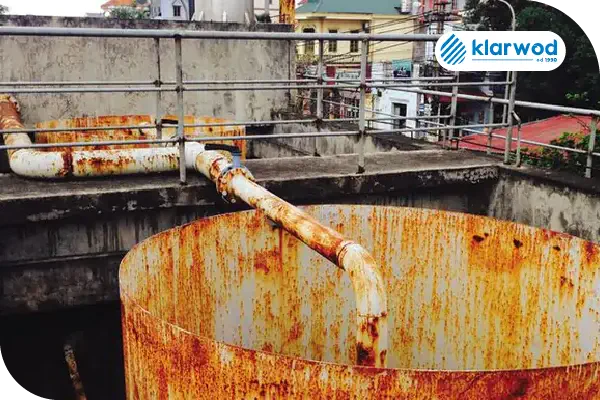 Hạ tầng đường ống cấp nước lâu năm bị gỉ sét, bóc tách cặn bẩn là nguyên nhân hàng đầu khiến nước sinh hoạt gia đình bị đục và nhiễm sắt.
