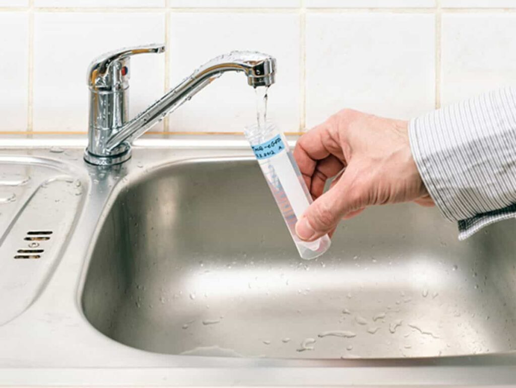 Test nước là cách tốt nhất để biết nước nhà bạn có nhiễm sắt hay không