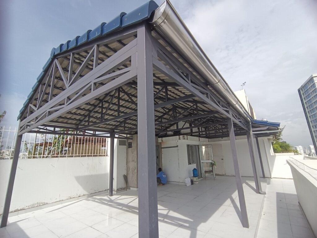 Mặt bằng sân thượng có mái che khung thép chắc chắn thích hợp đặt hệ thống lọc tổng nhà phố