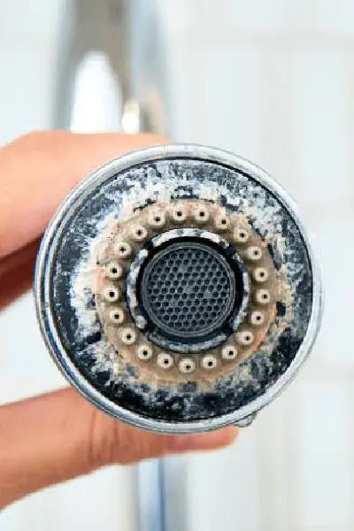 Tác hại của nước cứng gây đóng cặn vôi trên vòi sen